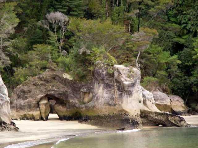Noch ein kurzer Blick auf die Felsformationen am Strand.