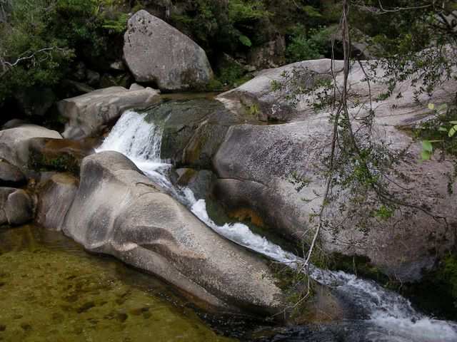 Jetzt ein kurzer Abstecher zu Cleopatras Pool, dessen Zufluss hier zu sehen ist.