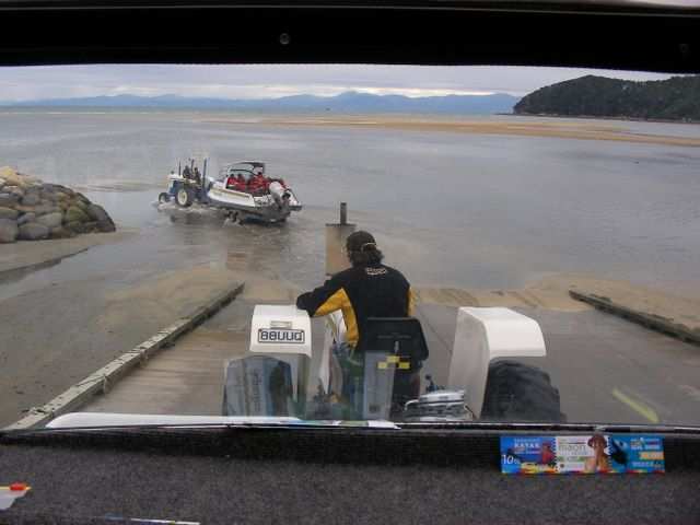 Bei Ebbe faehrt der Trekker auch im Wasser.