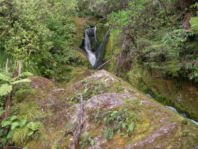 Immer mal wieder ein kleiner Wasserfall am Wegesrand.