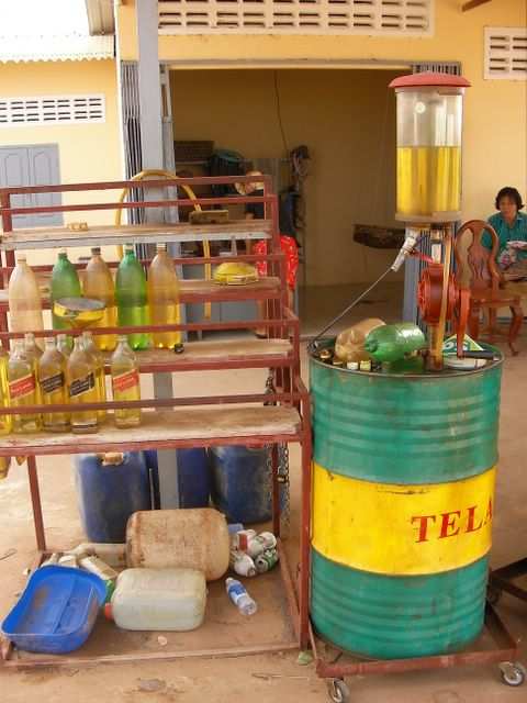 Siem Reap - Das ist eine Tankstelle. Gekauft wird in Flaschen!