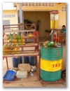 Siem Reap - Das ist eine Tankstelle. Gekauft wird in Flaschen!