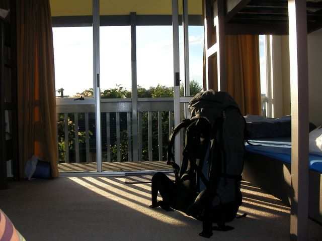 Rucksack steht abreisebereit in Taupo