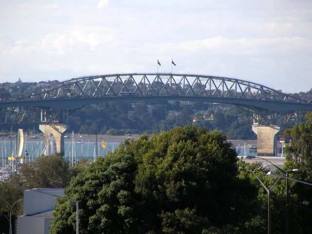 Auch Auckland hat einen Kleiderbuegel alias Harbour Bridge