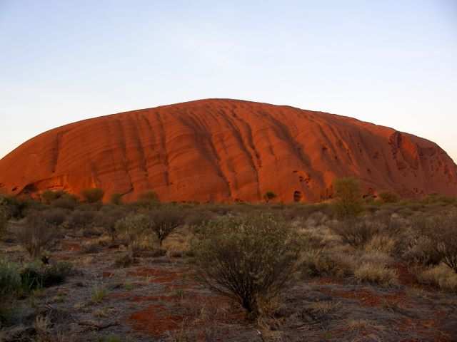 Von der Sonnenaufgangsseite betrachtet, passt der Felsen gar nicht ganz aufs Bild.