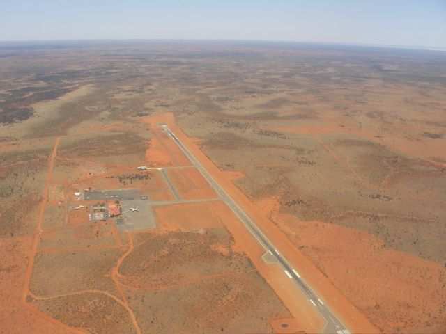 Die Piste von Ayers Rock kommt in Sicht.