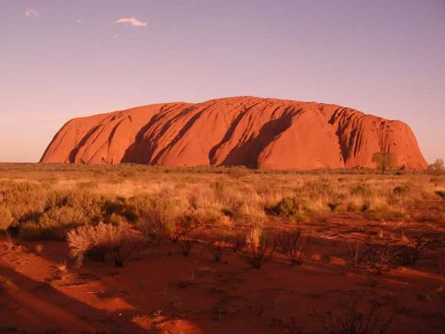 Dann sieht der Uluru naemlich wirklich rot aus.