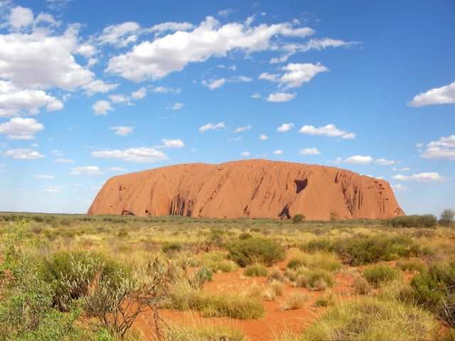Erste Begegnung mit dem Uluru, wie die Aborigines ihn nennen.