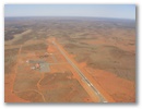 Die Piste von Ayers Rock kommt in Sicht.