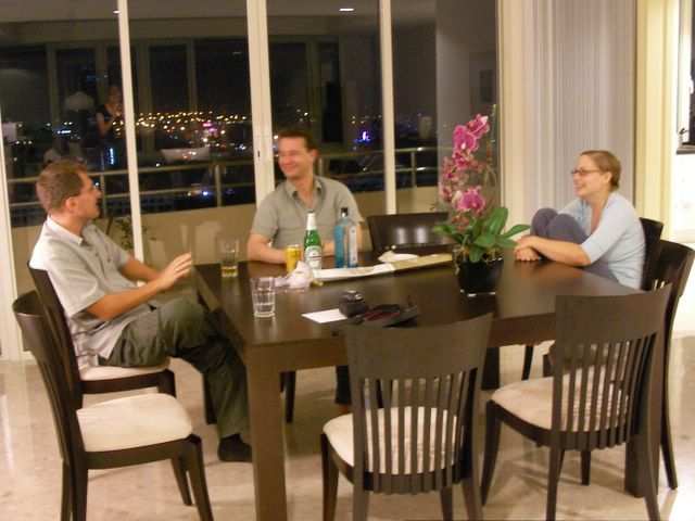 Bangkok - Es gibt viel zu erzaehlen! ( Sabine sieht man uebrigens als Spiegelung im Fenster)
