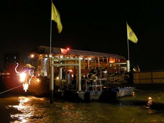 Bangkok - Bootsanleger beim Loi Krathong Fest (Lichterfest)
