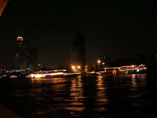 Bangkok - Es sind noch viele andere Boote unterwegs!