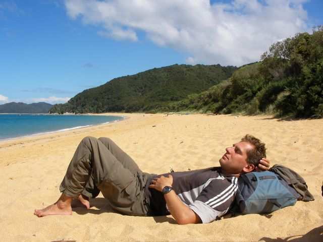 Olaf erholt sich von der zweitaegigen Wanderung am Abel Tasman.