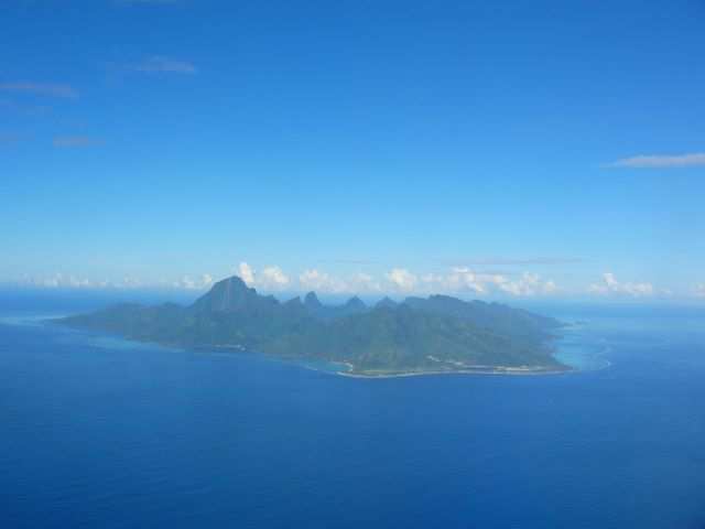 Blick auf Moorea aus dem Flugzeug.