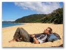 Olaf erholt sich von der zweitaegigen Wanderung am Abel Tasman.