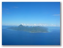 Blick auf Moorea aus dem Flugzeug.