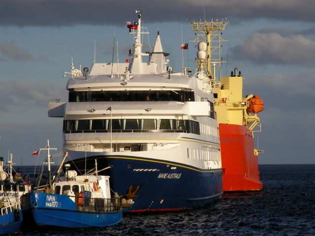 Best Of 3 -- Am Hafen angekommen sehen wir unser “Expeditionsschiff” - die “Mare Australis”