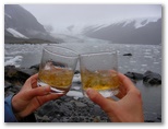 Best Of 3 -- Bevor wir Whisky mit Gletschereis gereicht bekommen. Uebrigens das Eis ist im diesem Falle aelter als der Whisky.