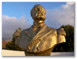 Best Of 3 -- Eine stolze Statue...
