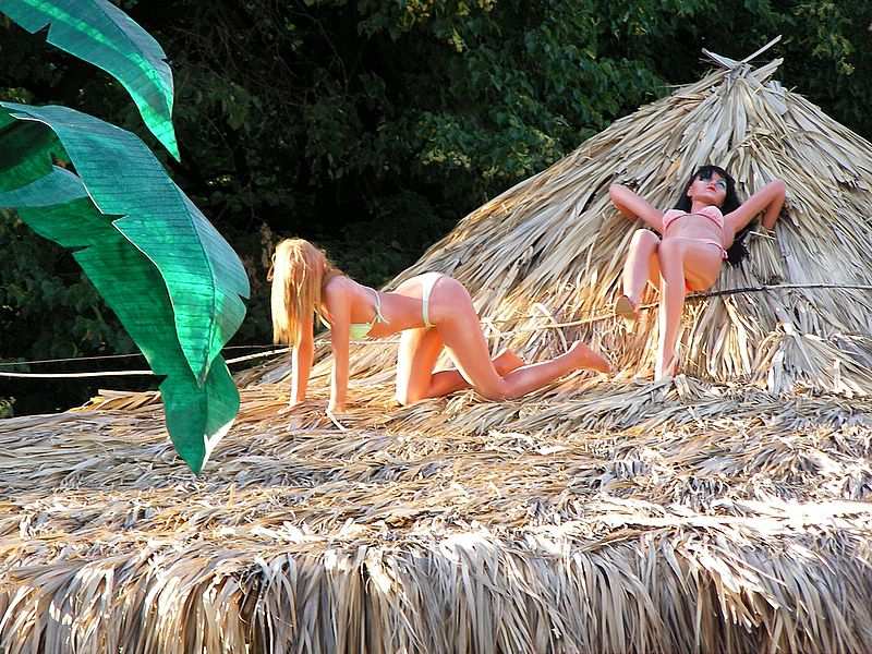 Badenixen aus Plastik geben ein ziemlich realistisches Bild ueber Moskauer Frauen ab.