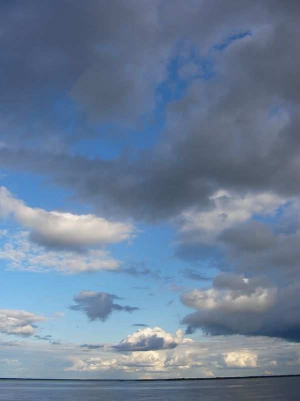 Himmel, Fluss, Ufer.