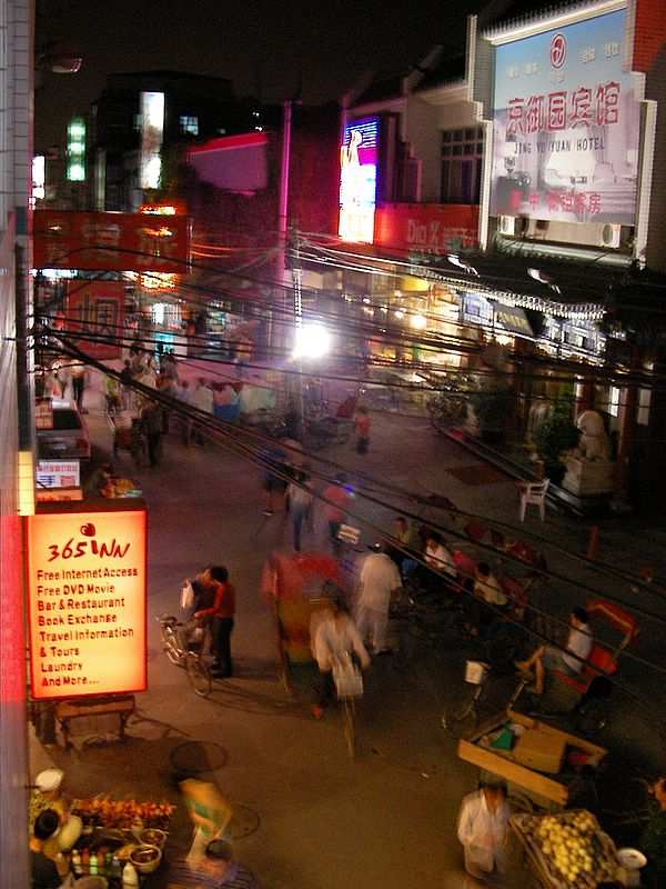 Pekinger Marktviertel am Abend.