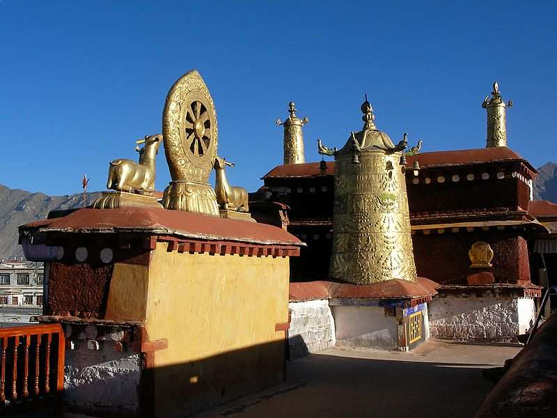 Auf dem Dach des Jokhang Tempel in Lhasa.
