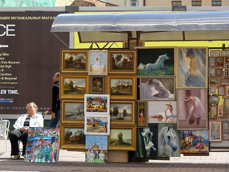 Arbat: Kuenstler und Touristen treffen aufeinander.