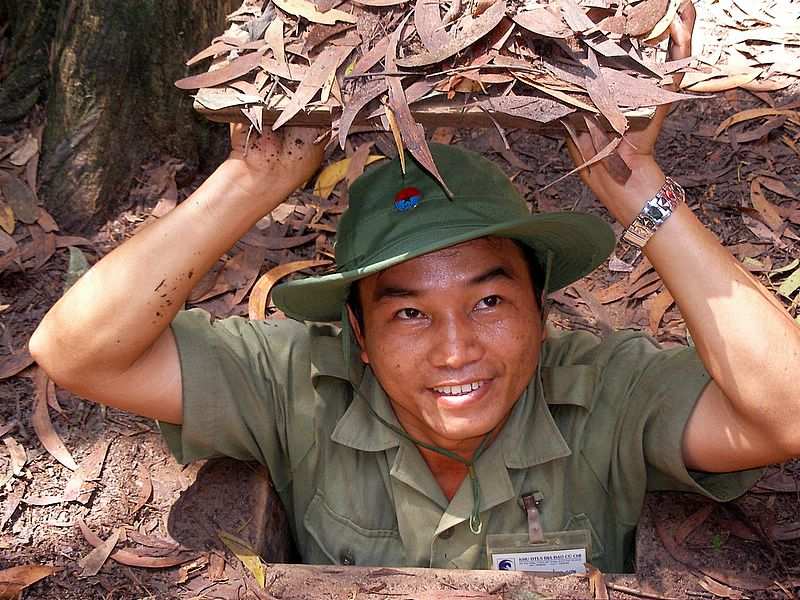 Nachfahre der Vietcong steigt aus der Tunnelanlage von Cu Chi.