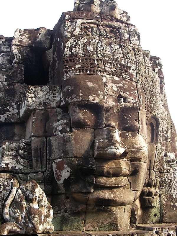 Eines von 216 Gesichtern im Bayon Tempel von Angkor.