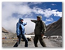 Mount Everest Basecamp. Der Berg versteckt sich hinter einer Wolke.