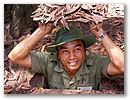 Nachfahre der Vietcong steigt aus der Tunnelanlage von Cu Chi.