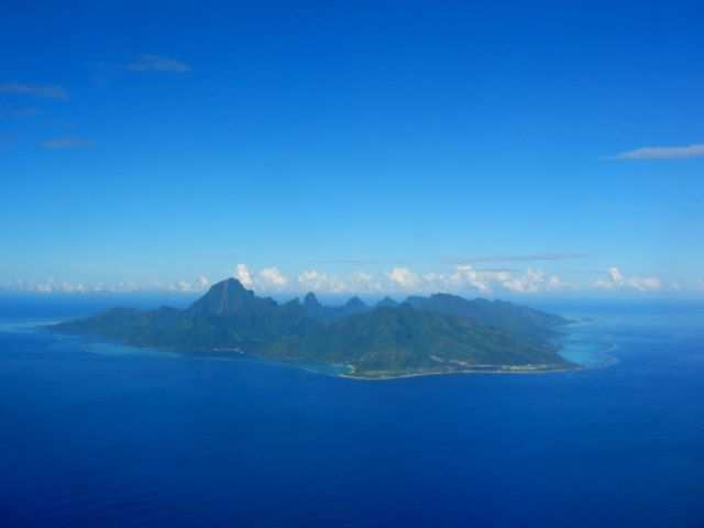 Beim Abflug von Papeete haben wir einen traumhaften Ausblick auf Moorea.
