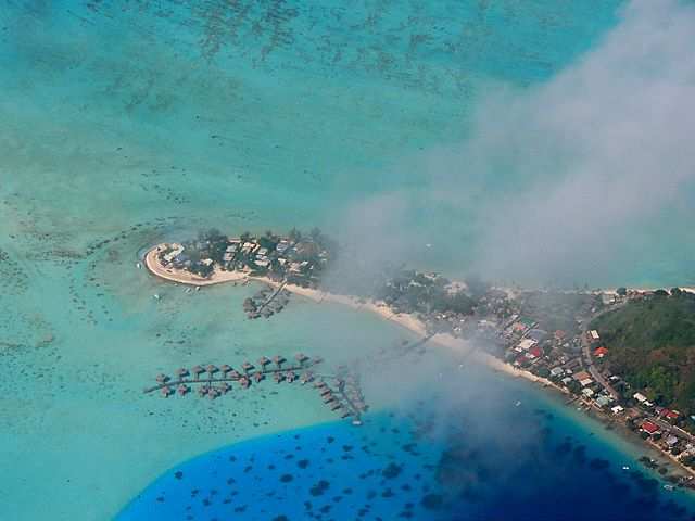 Von Bora Bora kommen als erstes die Ressorts in Sicht. Bungalows gibts in der Nebensaison fuer um die 1.000 EUR pro Nacht.