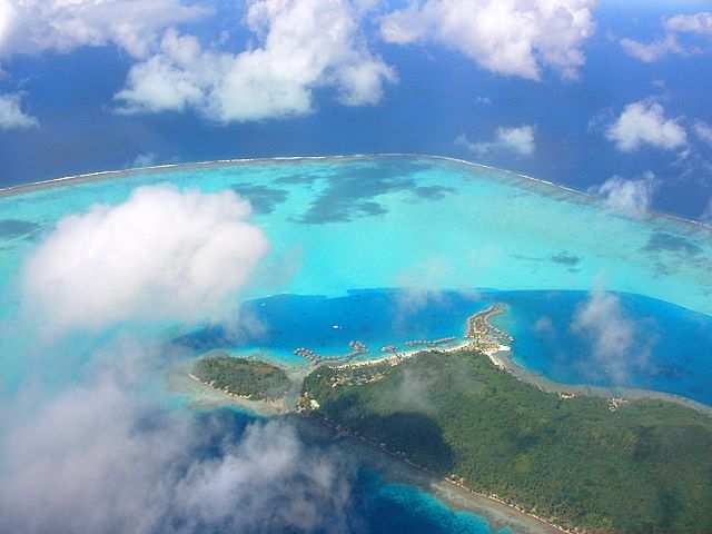 Leider sitzen wir auf der falschen Seite und bekommen vorerst nur einen Zipfel der Insel zu sehen.