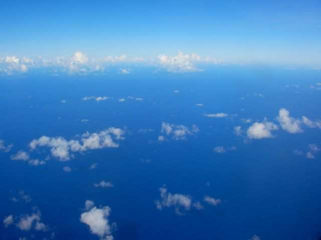 Dann sehen wir eine Zeit lang nur das Blau des Himmel und das Blau des Meeres.