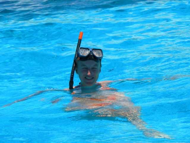...laedt zum schwimmen und schnorcheln ein. Die Touristenschwaerme haben aber leider den meisten Korallen bereits den Garaus gemacht.