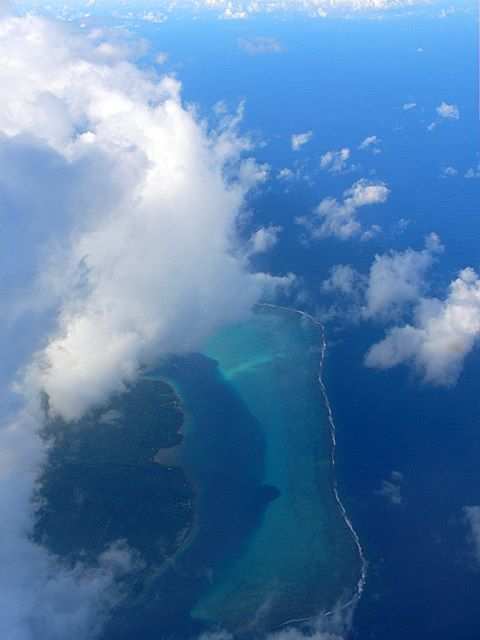 Das Korallenriff, welches die Aussengrenze des Atolls formt, kommt in Sicht.