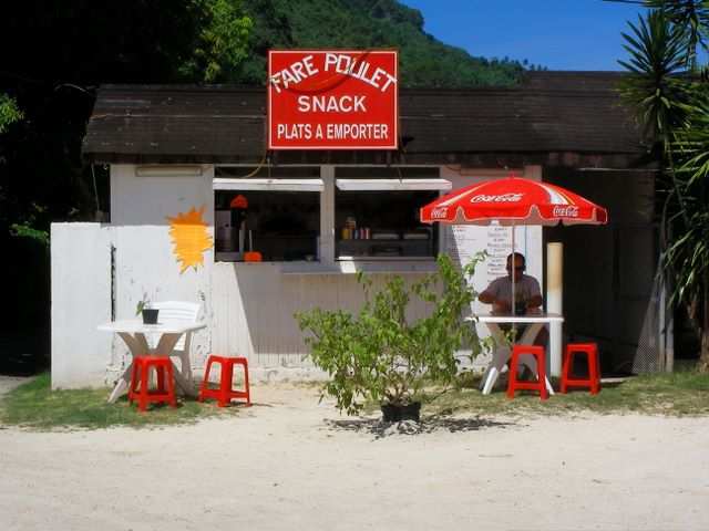 Zurueck an Land holt uns die Realitaet wieder ein. An der Pommesbude kostet jedes Gericht 10 EUR.