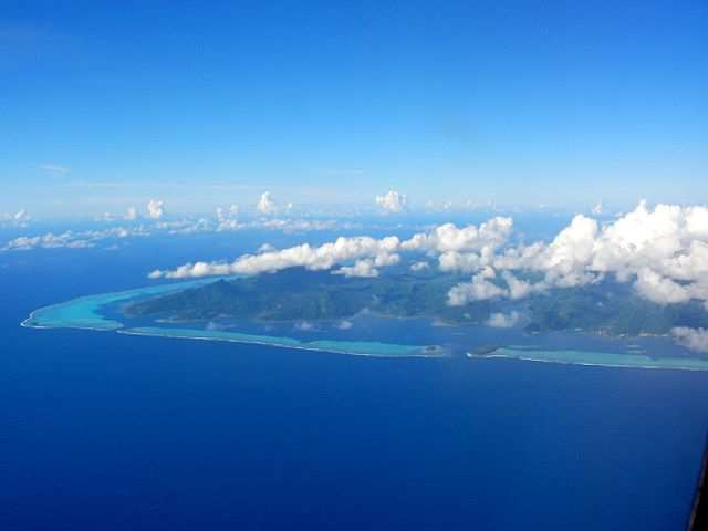 Hier erkennt man die typische Atoll-Form. Aussen das Korallenriff und innen die Reste des Vulkankegels.
