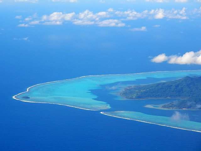 Zwischen Riffkante und Insel bildet sich die Lagune, welche durch Kanaele mit dem offenen Meer verbunden ist.