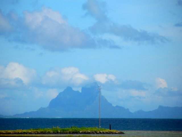 Vom Rollfeld ein Blick auf unser Tagesziel Bora Bora.