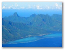 Aus der Naehe erkennt man die vulkanischen Strukturen der Insel.