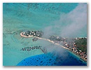 Von Bora Bora kommen als erstes die Ressorts in Sicht. Bungalows gibts in der Nebensaison fuer um die 1.000 EUR pro Nacht.