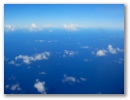 Dann sehen wir eine Zeit lang nur das Blau des Himmel und das Blau des Meeres.