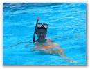 ...laedt zum schwimmen und schnorcheln ein. Die Touristenschwaerme haben aber leider den meisten Korallen bereits den Garaus gemacht.