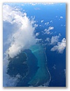 Das Korallenriff, welches die Aussengrenze des Atolls formt, kommt in Sicht.