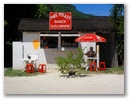 Zurueck an Land holt uns die Realitaet wieder ein. An der Pommesbude kostet jedes Gericht 10 EUR.