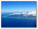 Hier erkennt man die typische Atoll-Form. Aussen das Korallenriff und innen die Reste des Vulkankegels.