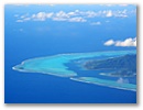 Zwischen Riffkante und Insel bildet sich die Lagune, welche durch Kanaele mit dem offenen Meer verbunden ist.